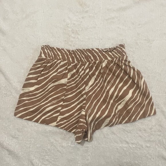 A New Day Giraffe print shorts in size small made of linen blend material - Picture 2 of 3